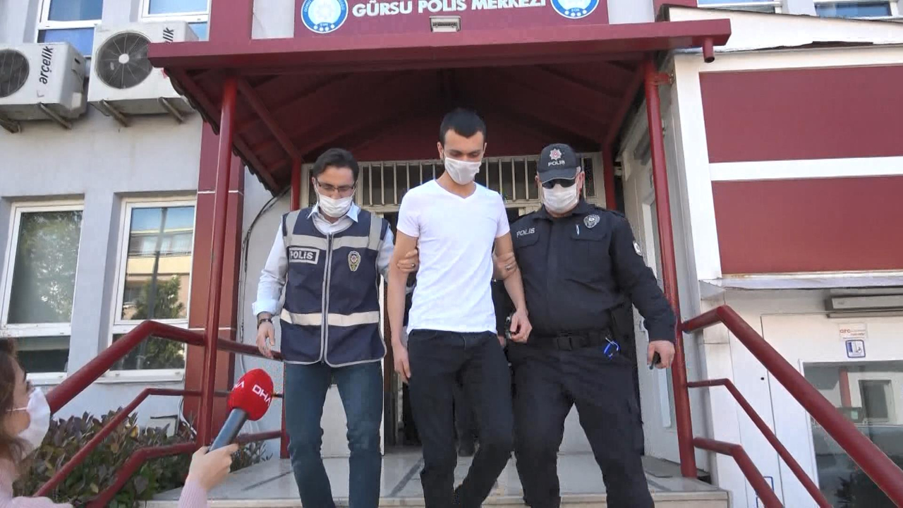 Aracına çıplak kadın afişi asınca gözaltına alındı