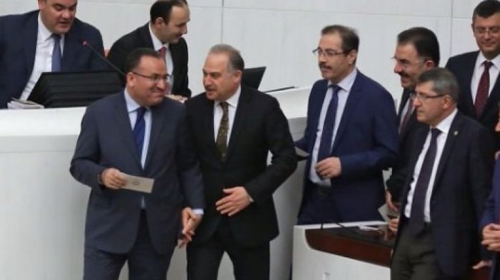 Bakan Bozdağ ile CHP'li Gök el el oy kullandı