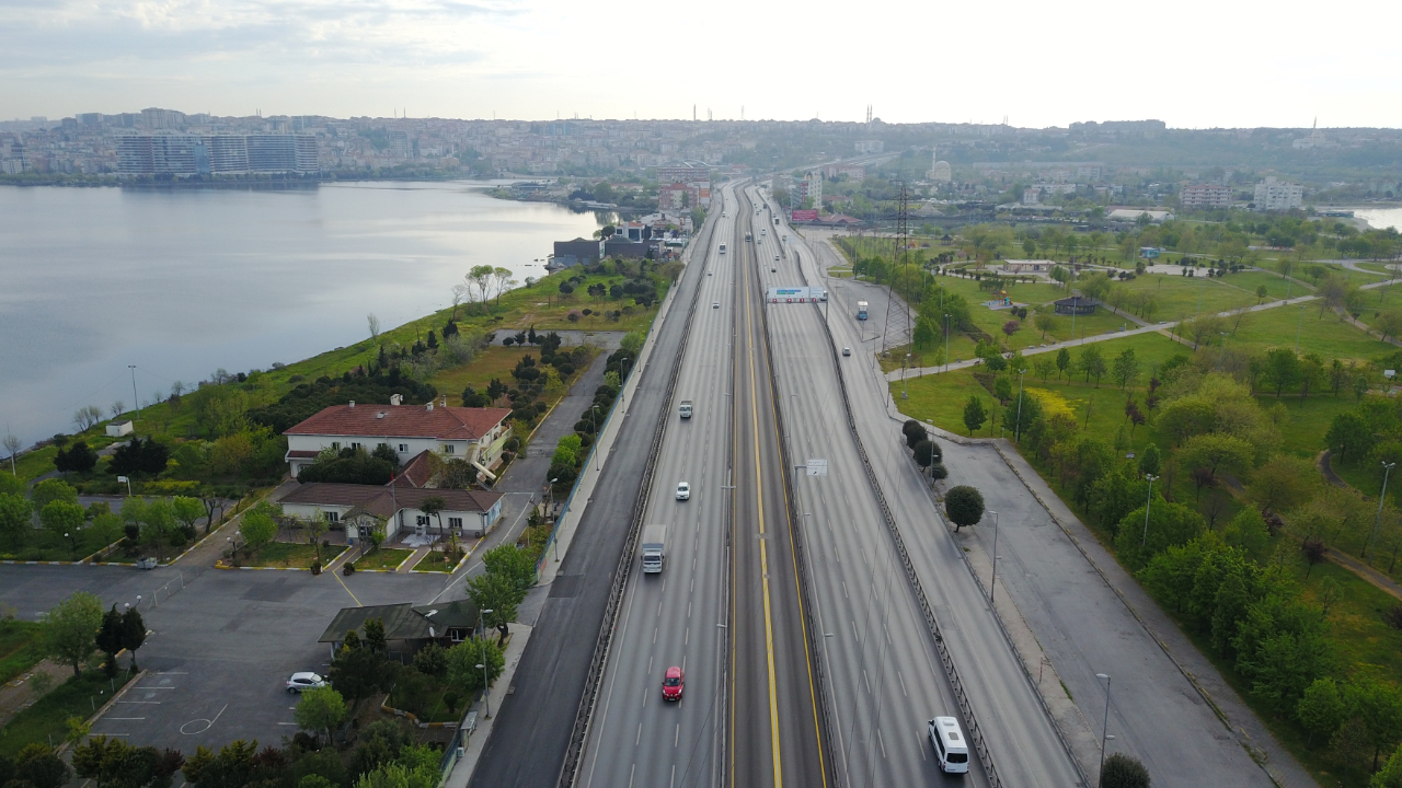 Boş kalan Avcılar D-100 Karayolu havadan görüntülendi