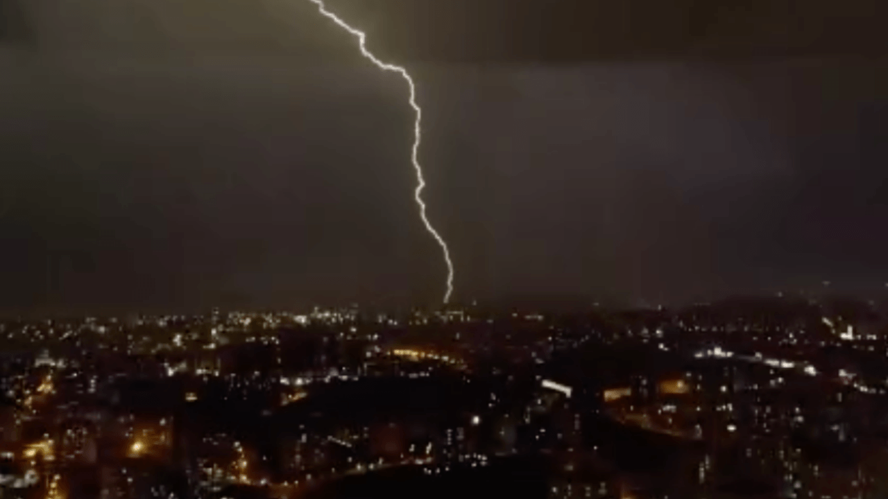 İstanbul'da şimşekler geceyi aydınlattı