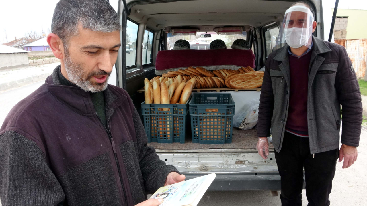 Ercişli fırıncı, ekmek servisi yaptığı müşterilerine kitap hediye ediyor
