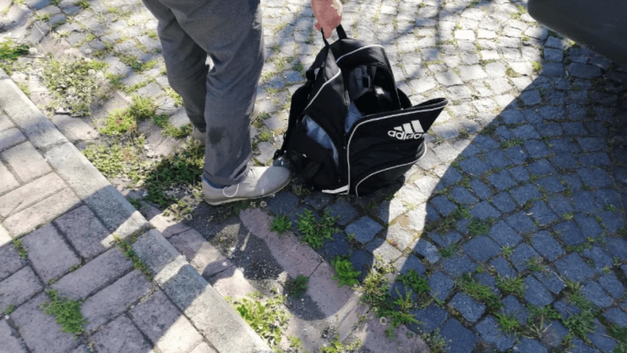 Taş dolu çantaya zincirli halde denizden çıkarıldı