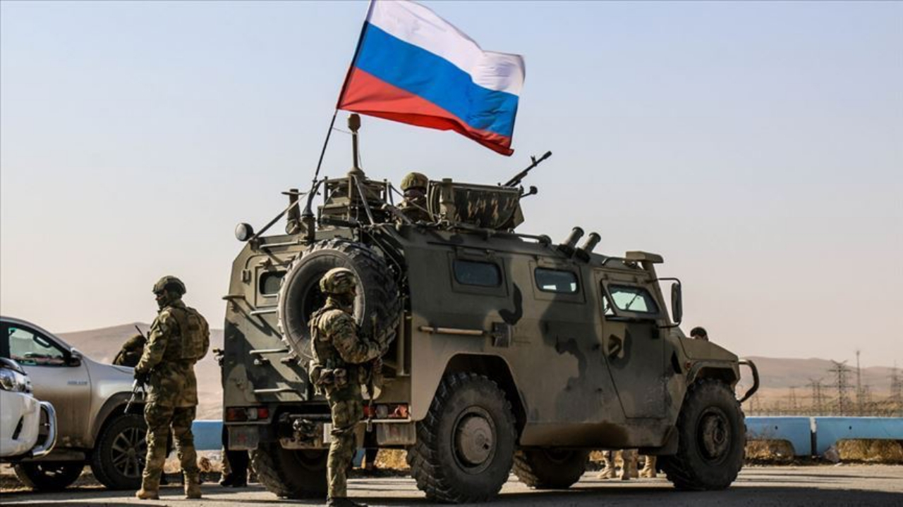 Rus ordusu Suriye'de ABD askerlerinin yolunu kesti