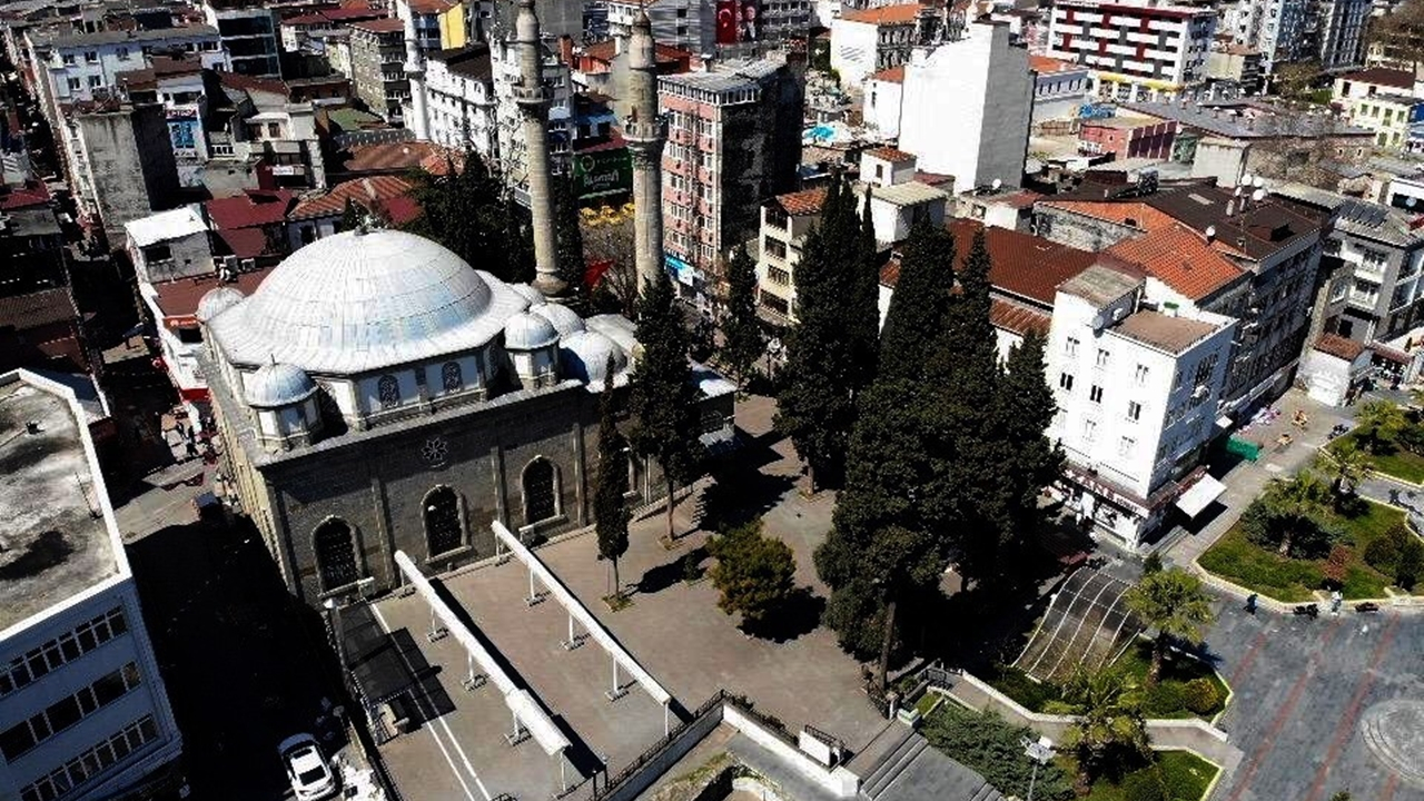Ezanı bir saat erken okudu...