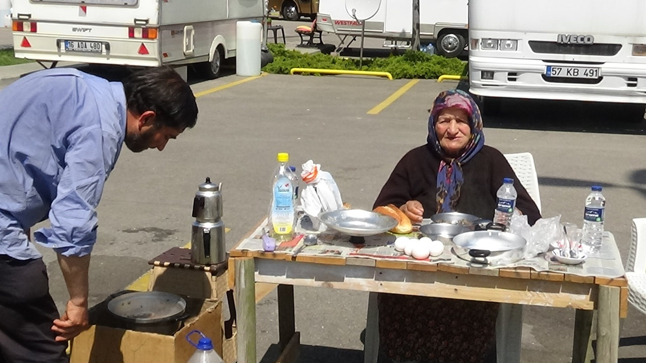 82 yaşındaki engelli kadın ve oğlu 90 gündür arabada yaşıyor