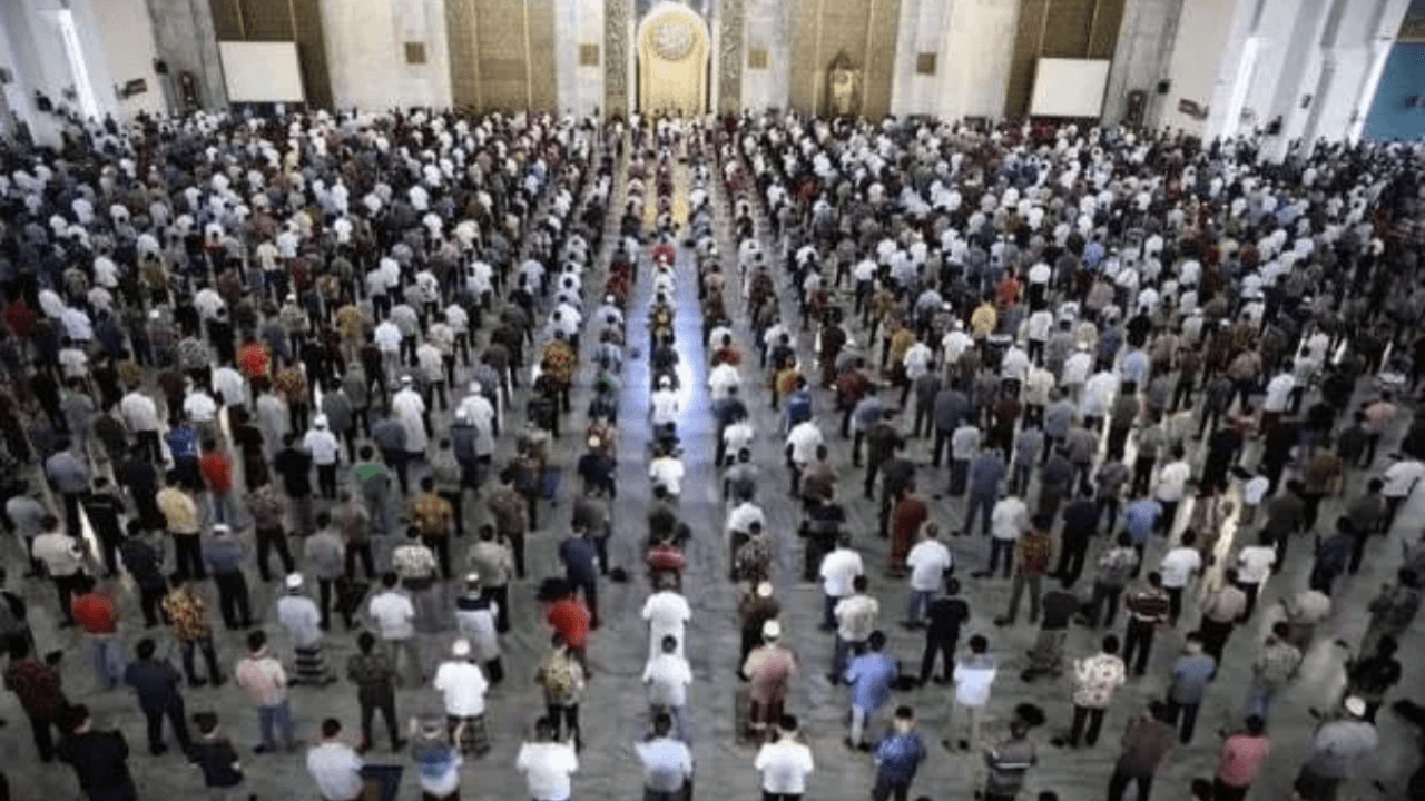Uyarılar umurlarında değil! Teravih namazı için her gün ülke değiştiriyorlar