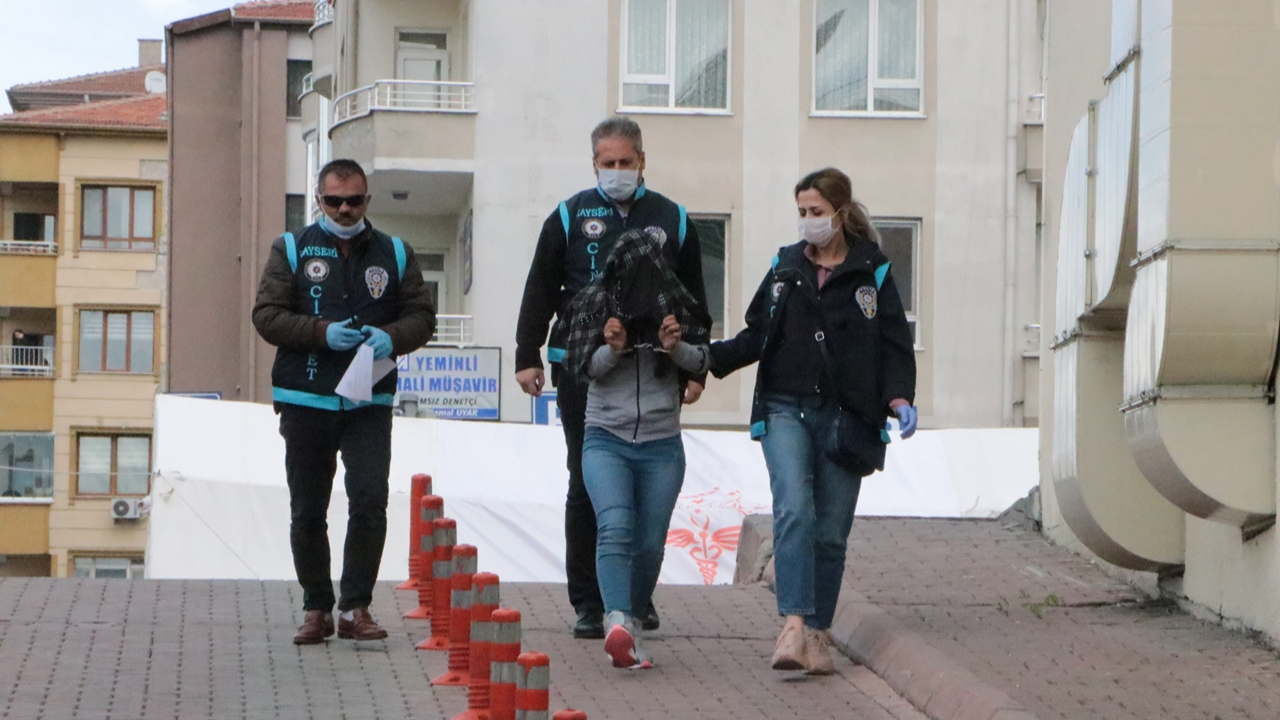 Birlikte yaşadığı adamı bıçaklayarak öldürdü!