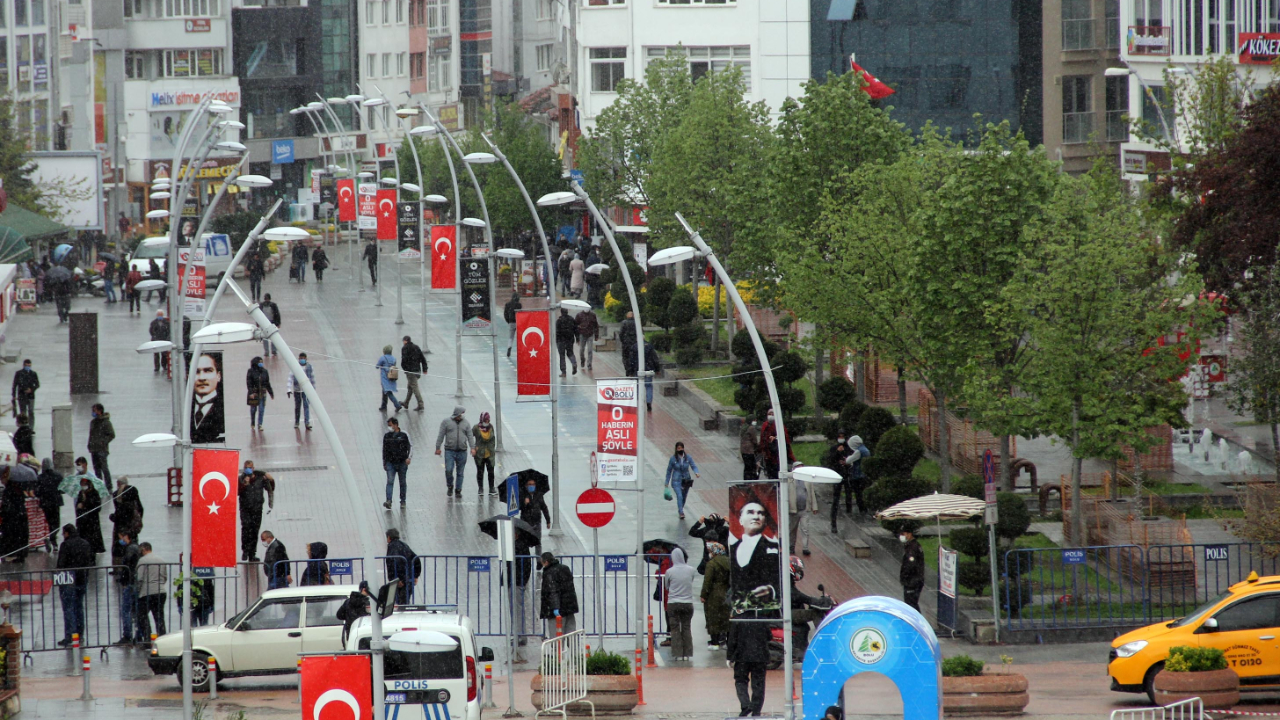 Bolu'nun en işlek caddesi yaya trafiğine açıldı