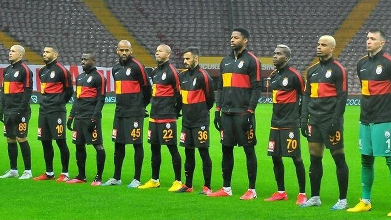 Galatasaray'da 4 futbolcunun bileti kesildi