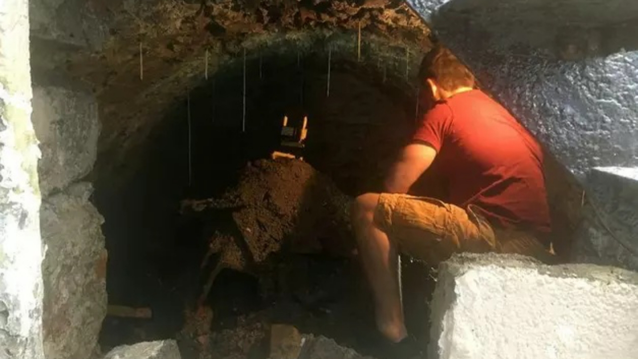 Karantinada sıkılan adam, evinin altında 120 yıllık tünel keşfetti
