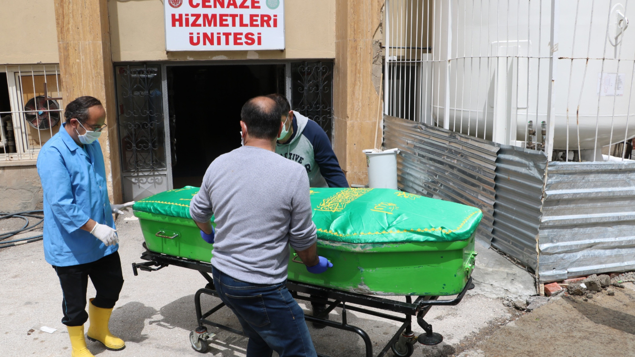 Pansiyon odasında kolonya içen adam öldü