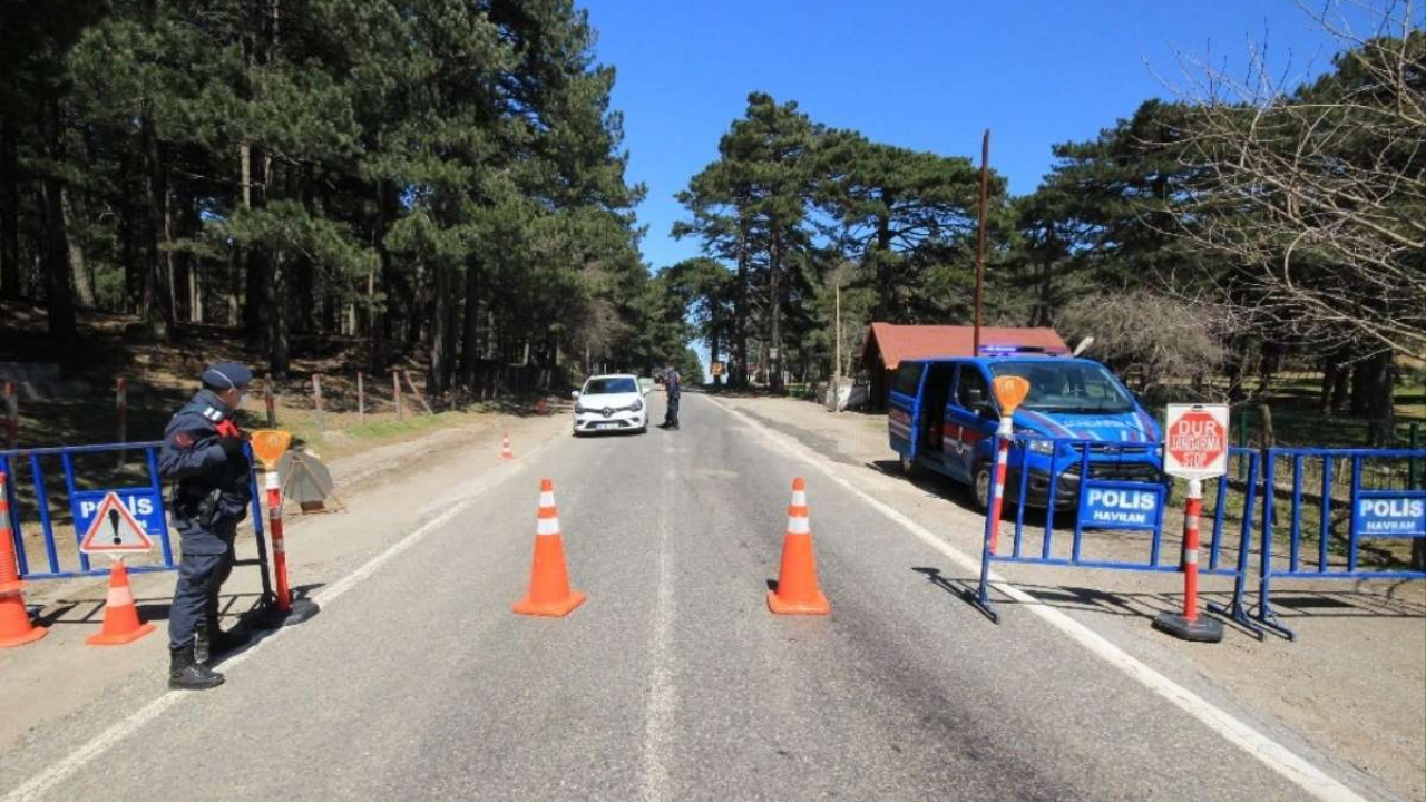 Balıkesir'de bir sokak Kovid-19 nedeniyle karantinaya alındı!