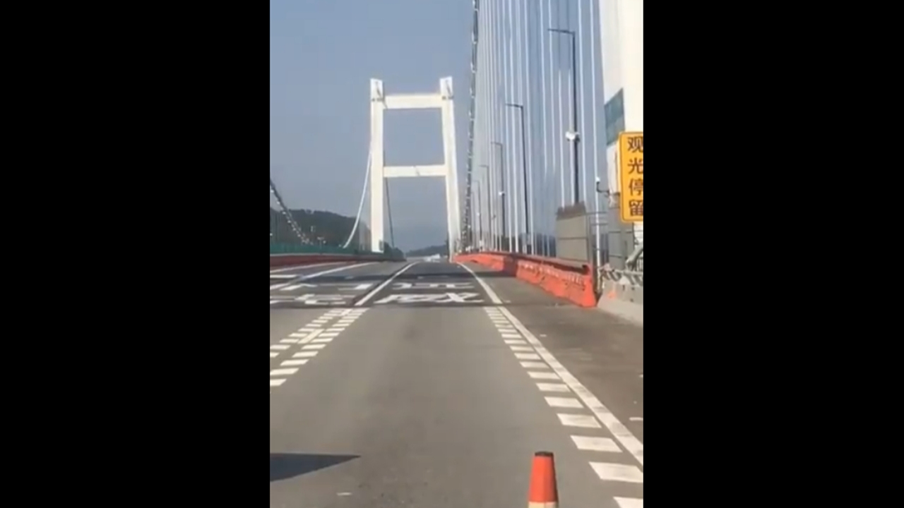 Çin'deki dev köprü beşik gibi sallanmaya başladı...