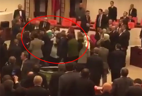 Meclis'te kadın vekiller arasında görülmemiş kavga / VİDEO