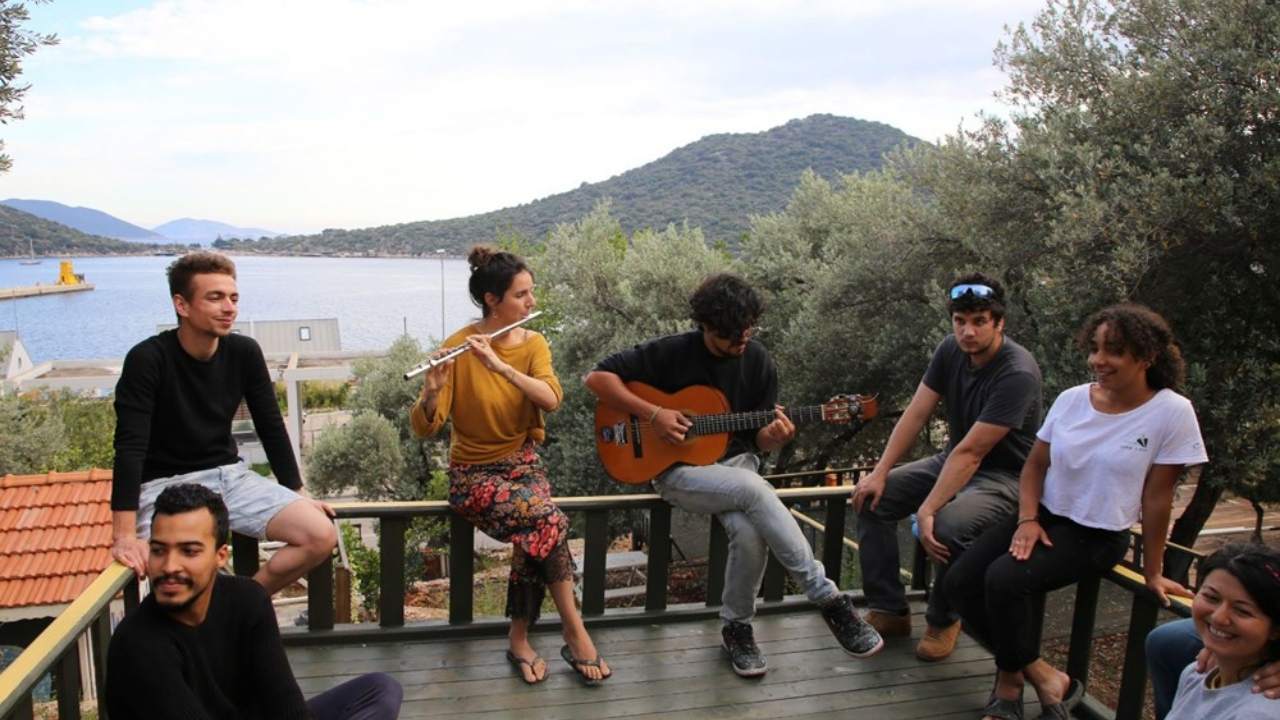 Korona nedeniyle mahsur kalan turistler, hem çalışıp hem tatil yapıyor