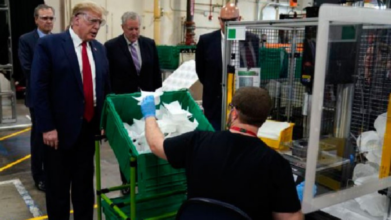 57 gün sonra seyahat... Trump maske fabrikasına maskesiz gitti