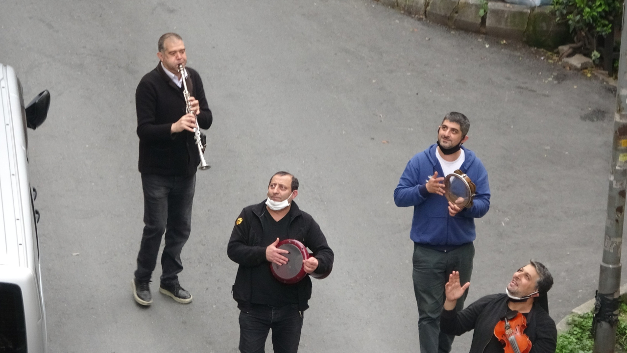 Normalleşme sürecini böyle kutladılar! “Yar saçların lüle lüle, korona sana güle güle”