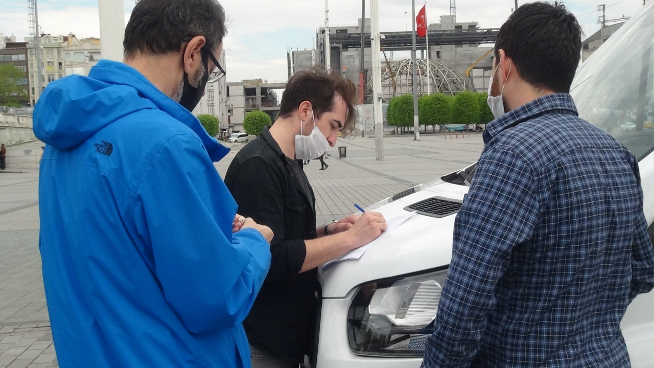 Taksim'de onlarca kişiye sosyal mesafe ve maske cezası