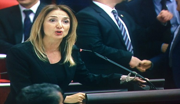 Aylin Nazlıaka kendisini kürsüye kelepçeldi