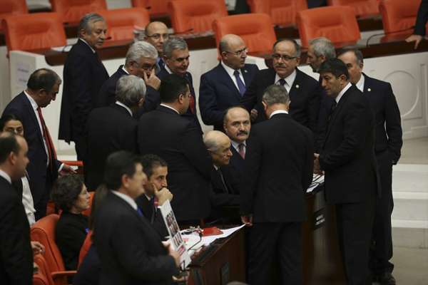 Bahçeli'nin etrafında çember oluşturdular
