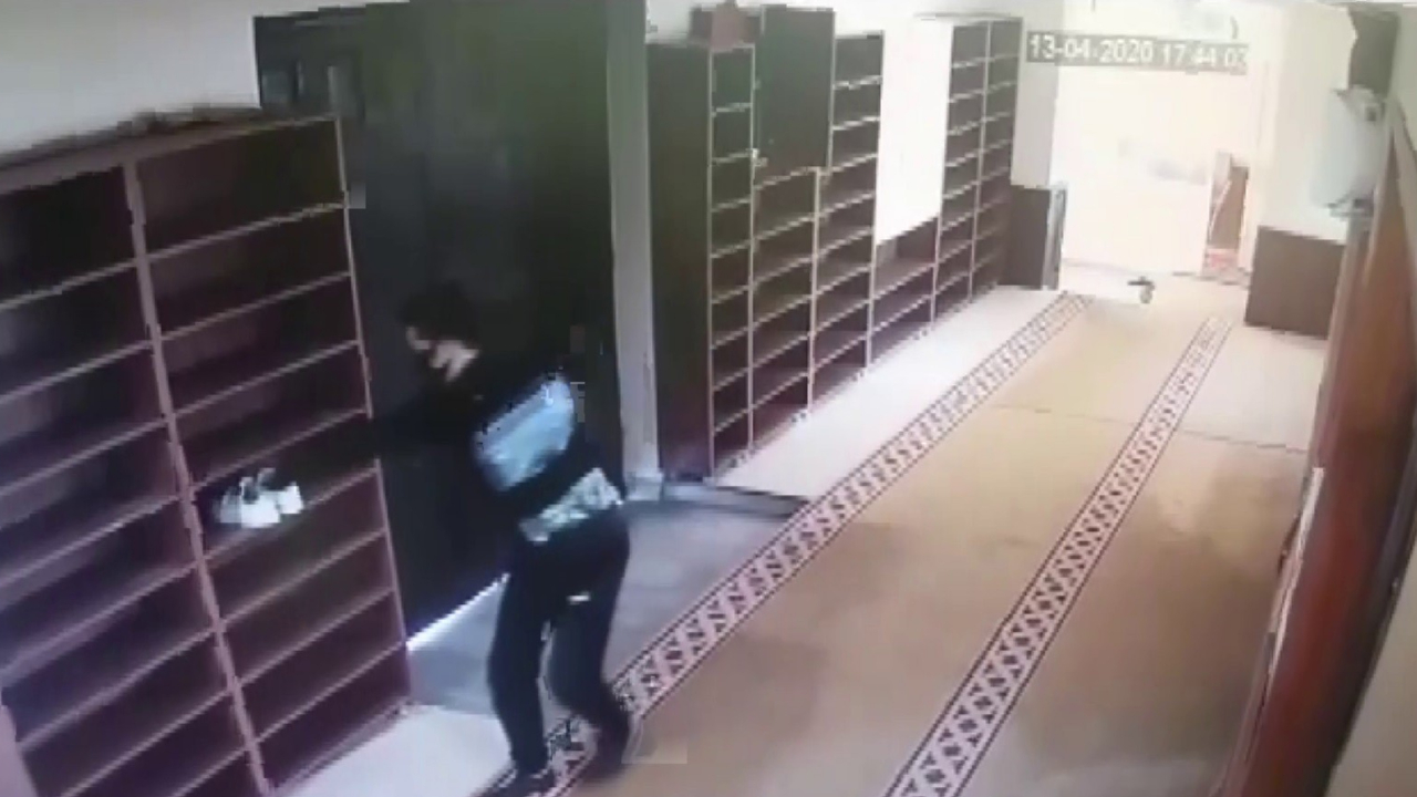 Cami hırsızını elindeki detay yakalattı