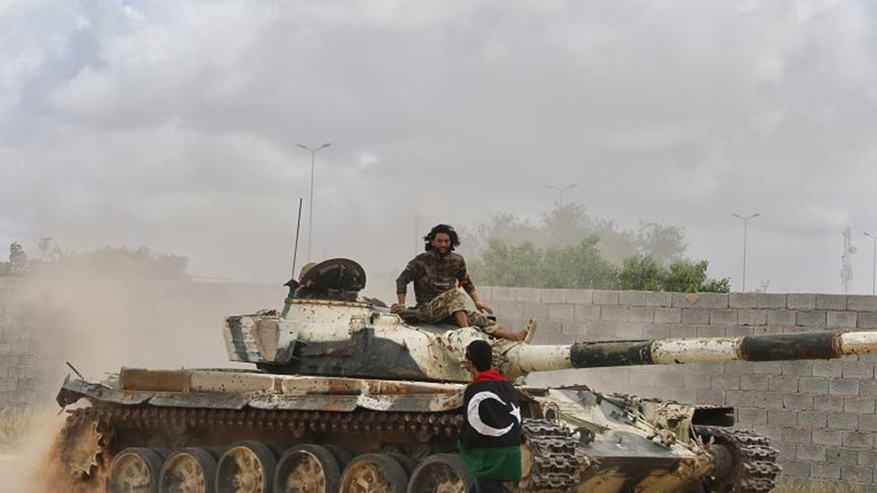 Libya Ordusu, Hafter'e silah ve mühimmat taşıyan kargo uçağını vurdu