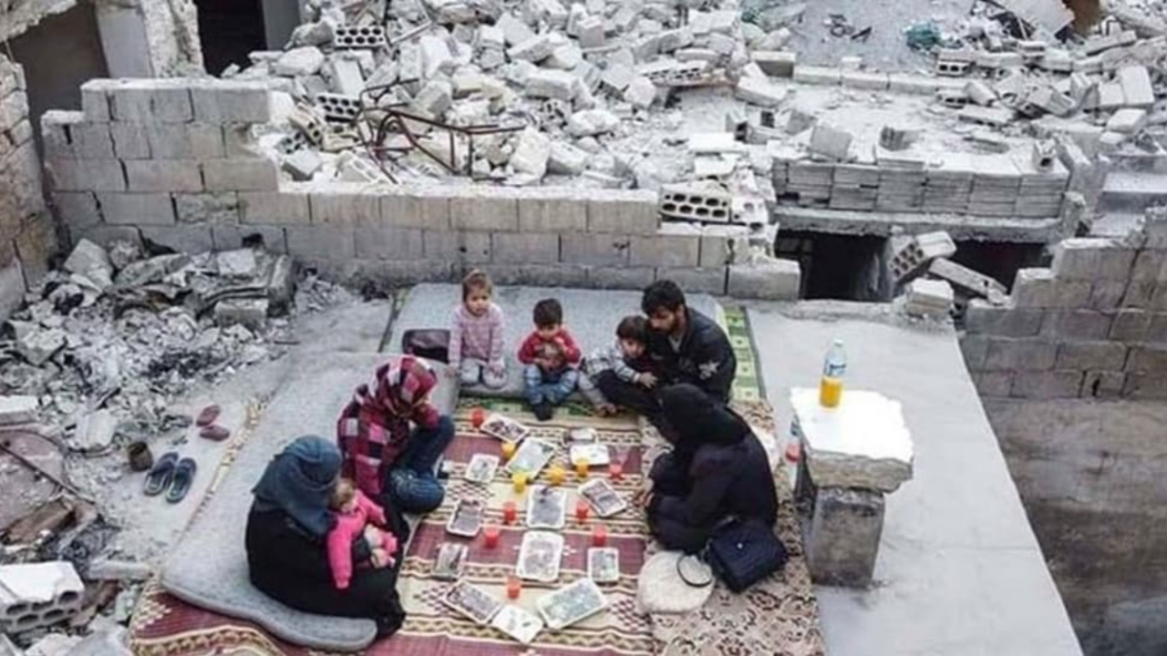Günün en acı karesi! İdlibli ailenin yıkıntılar arasındaki iftarı...