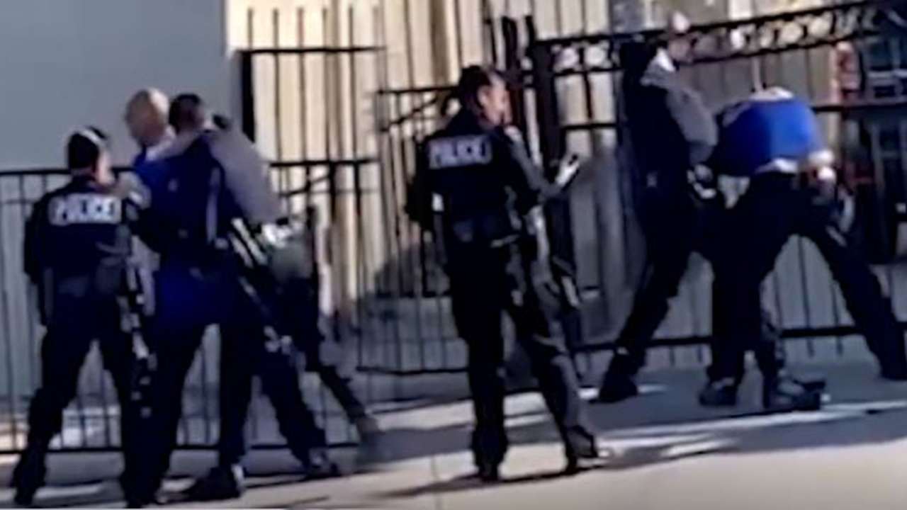 Son dakika... ABD'de polis şiddeti kamerada! Şüpheliyi defalarca yumrukladı