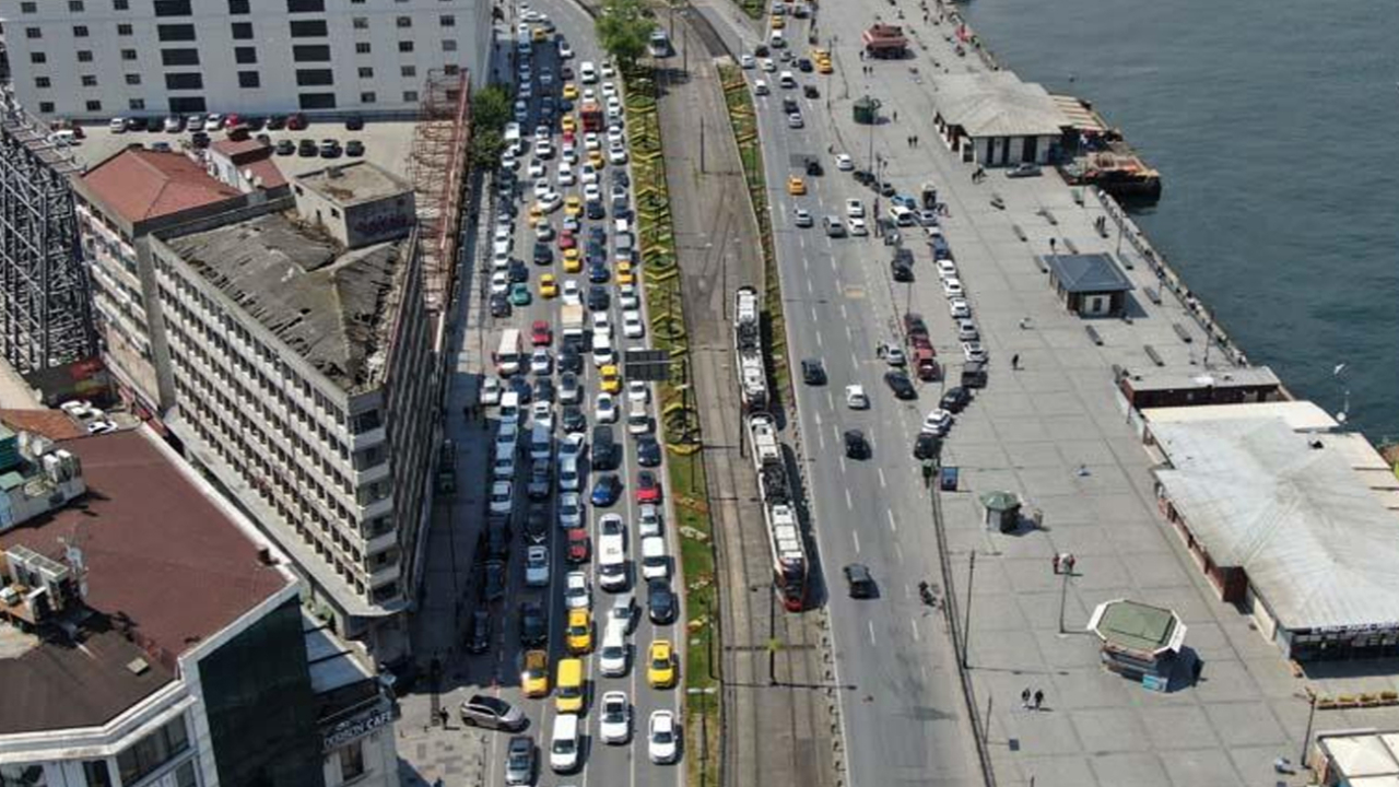 Son dakika... Eminönü Meydanı'nda koronavirüse rağmen alışveriş yoğunluğu yaşandı