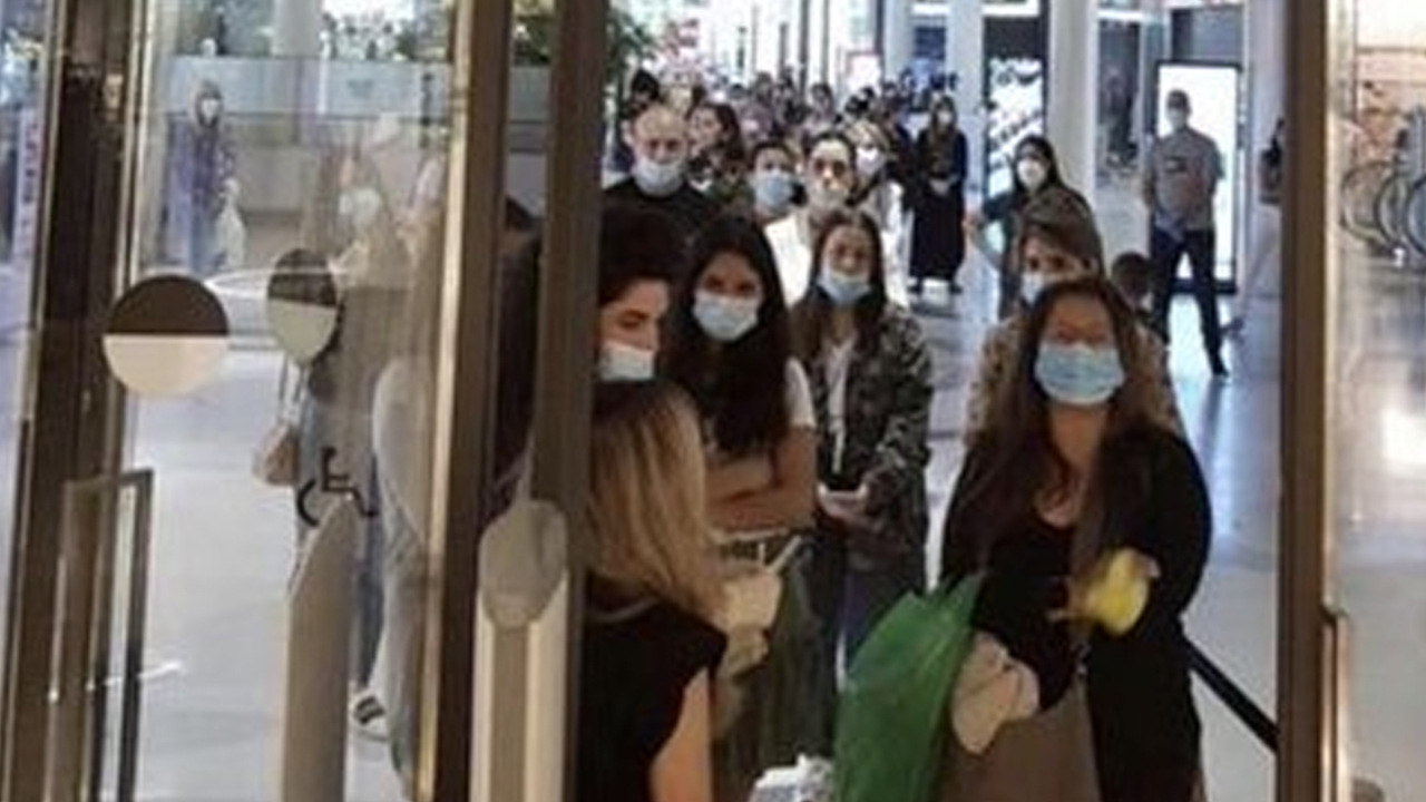 Son dakika... İsrail’de AVM ve pazarlar açıldı! Dükkanların önlerinde uzun kuyruklar oluştu