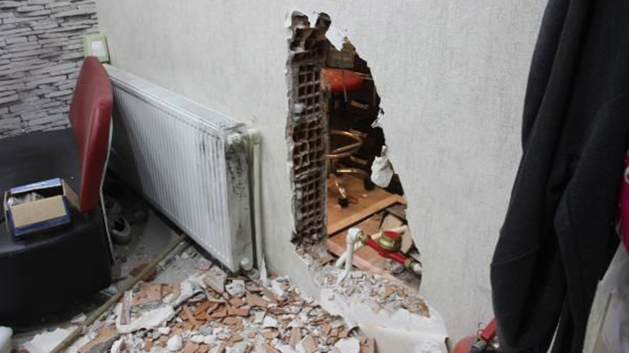Duvarını delip girdikleri kuyumcudan 400 bin liralık altın çaldılar