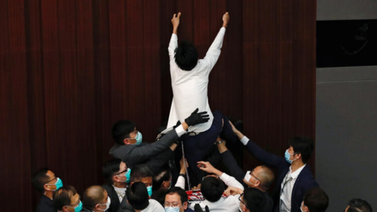 Hong Kong'da ortalık karıştı! Şoke eden fotoğraflar