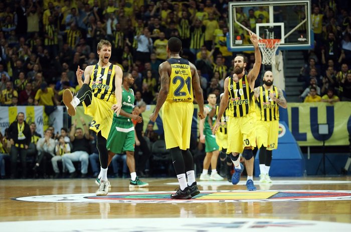 Fenerbahçe Yunan takımını İzmir Marşı'yla evine yolladı! - video