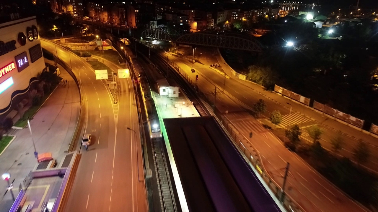 Marmaray'da tarihi gece... İlk yük treni geçişini tamamladı...