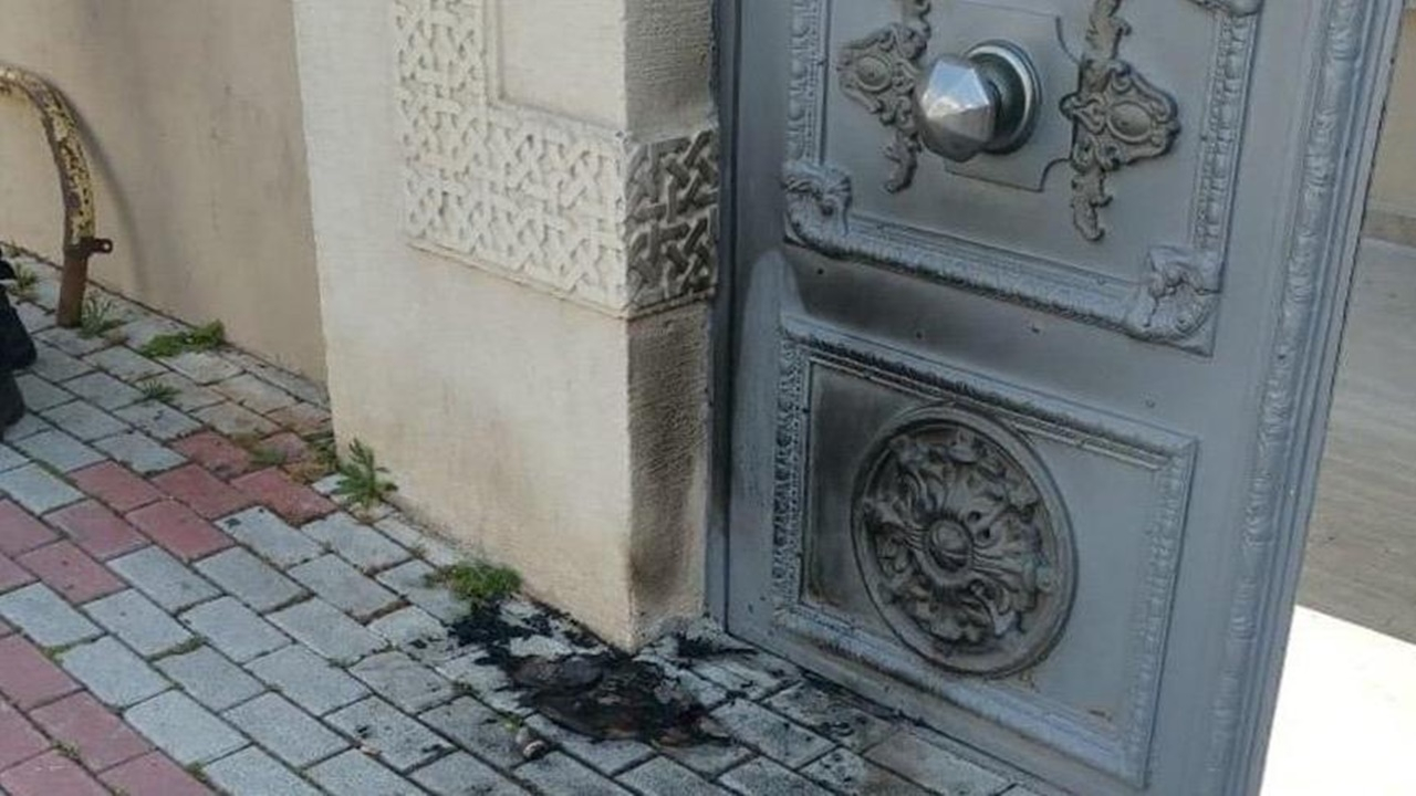 Ermeni Kilisesi’nin kapısını yaktı, ”koronayı bunlar bela etti” dedi