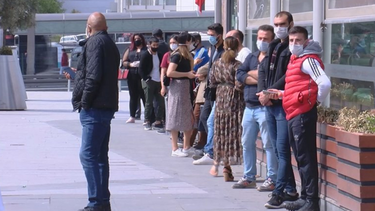 AVM'ler 50 gün sonra kapılarını yeniden açtı! Beylikdüzü'nde uzun kuyruklar oluştu