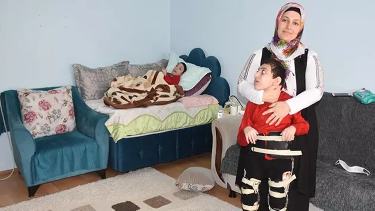 Rutubetli evde yüzde 99 engelli iki çocuğuna bakmaya çalışıyor