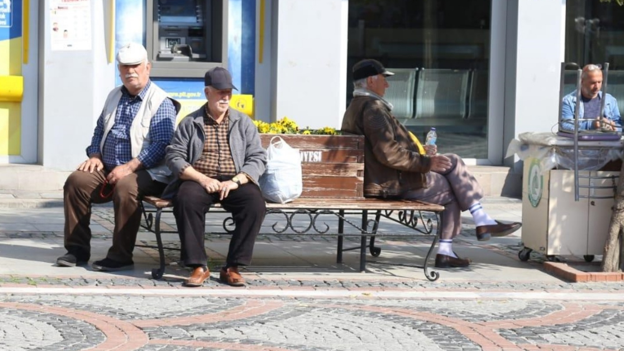 Sokaklar bugün onların! 65 yaş üstü vatandaşlar 7 haftadır ilk kez dışarıda