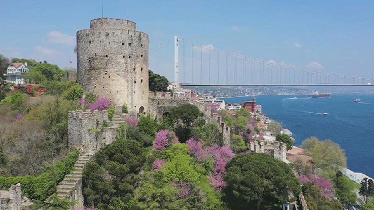 Vali Yerlikaya'dan Attila İlhan şiirli 'İstanbul'da Erguvan Mevsimi' paylaşımı