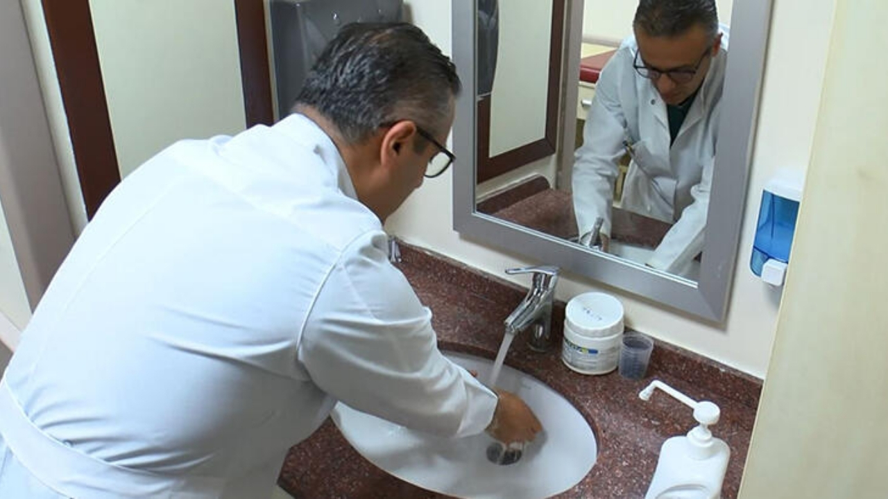 Bilim Kurulu üyesinden dezenfektan açıklaması: 40 kez sıkıyorum