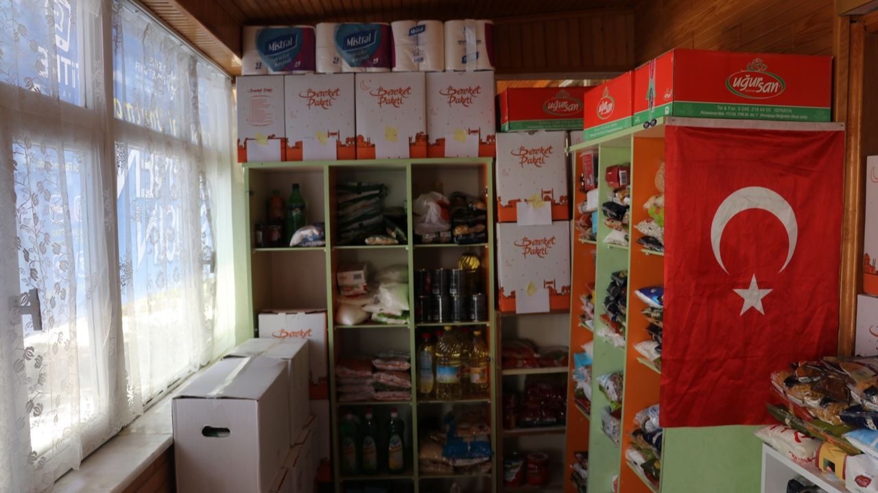 Caminin bir bölümünü "hayır marketi"ne dönüştürdü...