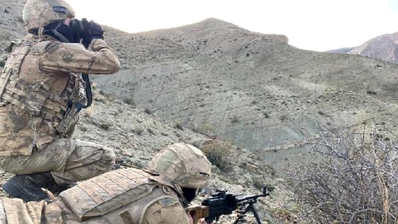 Başkale'de PKK'nın suikast silahları bulundu
