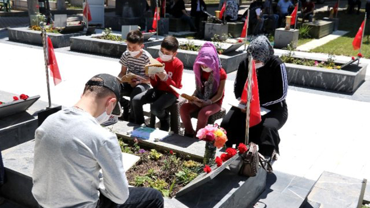 Maden faciasının yetimleri izinlerini babalarının mezarı başında geçirdi