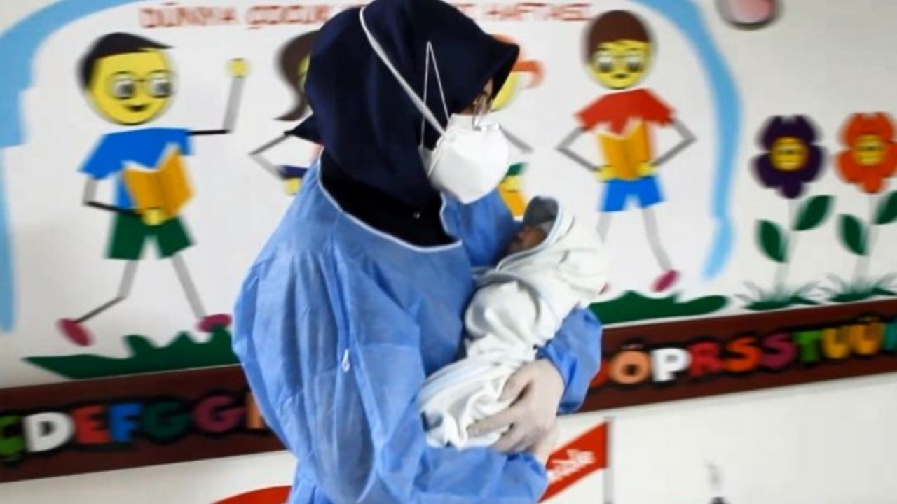 Koronalı doğan bebek, alkışlarla taburcu edildi