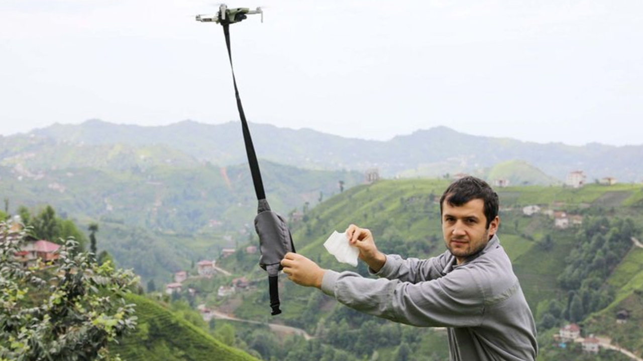 Son dakika... Rizeli muhtar drone ile maske dağıtıyor