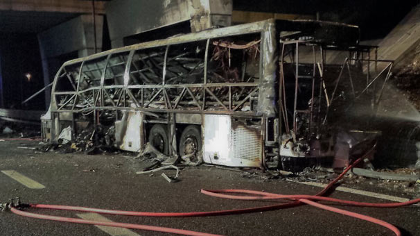 Otobüs kaza yaptı; yanan araçta 16 çocuk öldü