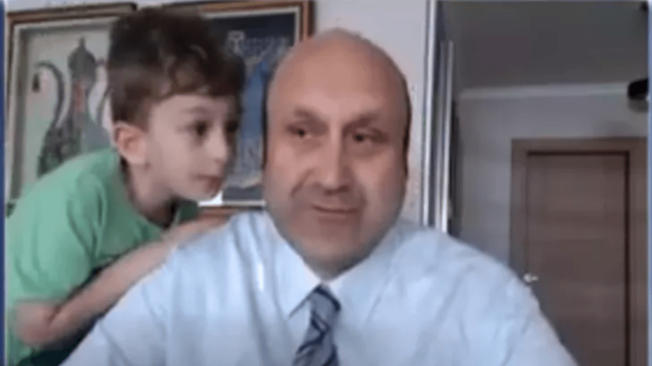Canlı yayına sürpriz konuk! Babasına zor anlar yaşattı