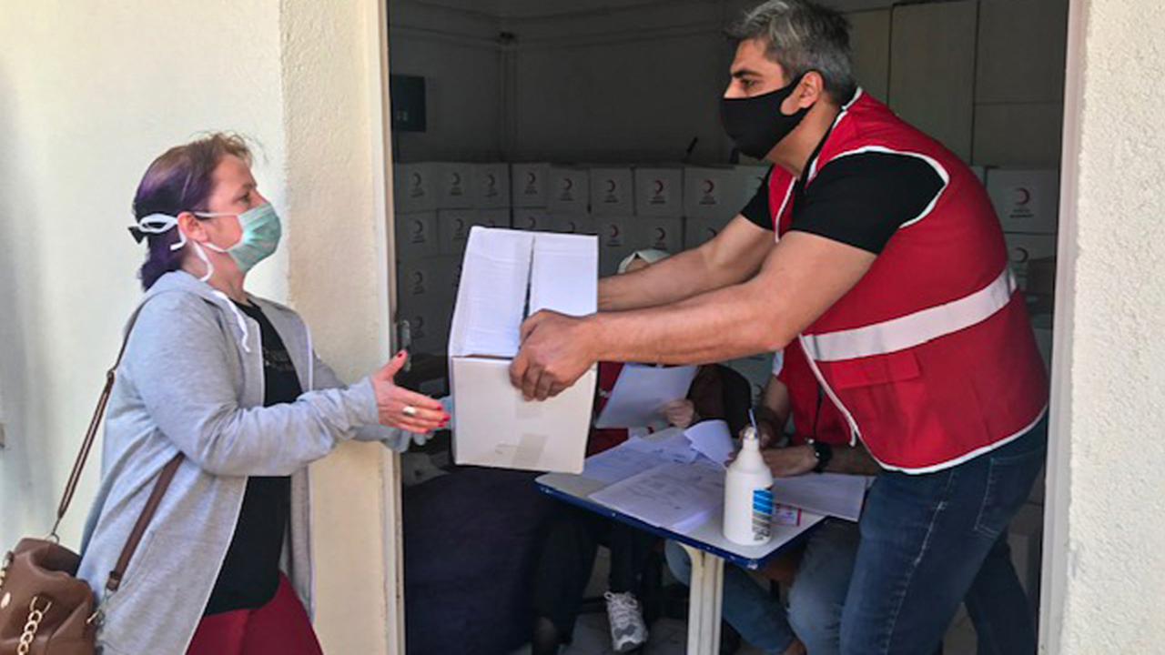 Kızılay Kadıköy'de ihtiyaç sahiplerine erzak kolileri dağıttı