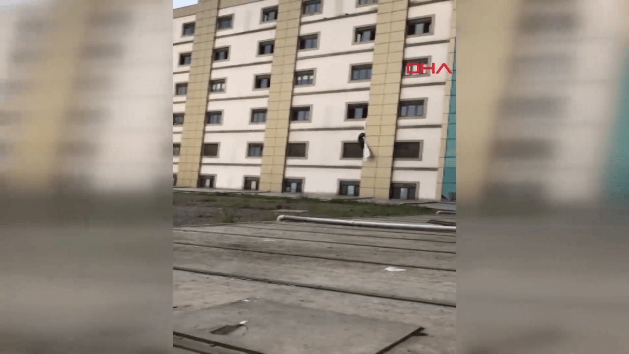 Kovid-19 şüphelisi çarşafları birbirine bağlayıp hastaneden kaçmaya çalıştı!