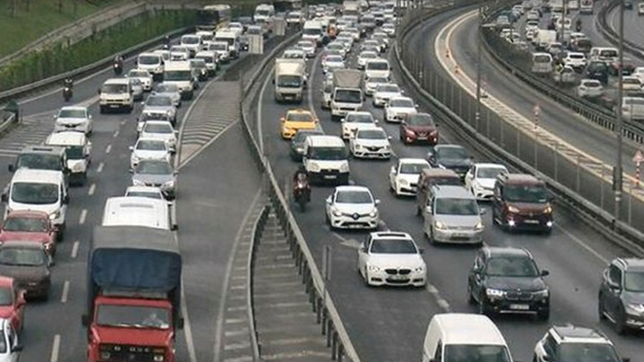 Son dakika... İstanbul’da sokağa çıkma kısıtlamasına saatler kala trafik yoğunluğu arttı
